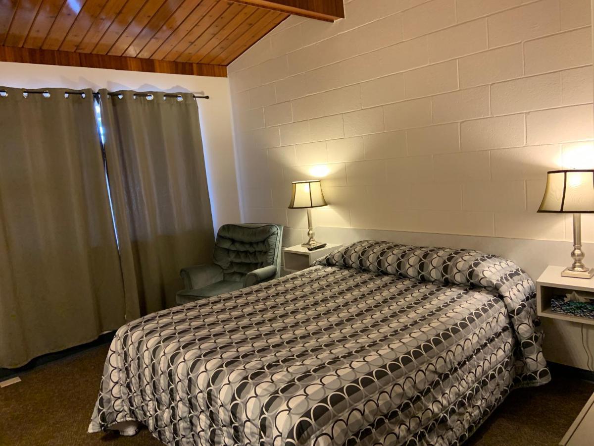 Ace Crown Motel Medicine Hat Extérieur photo