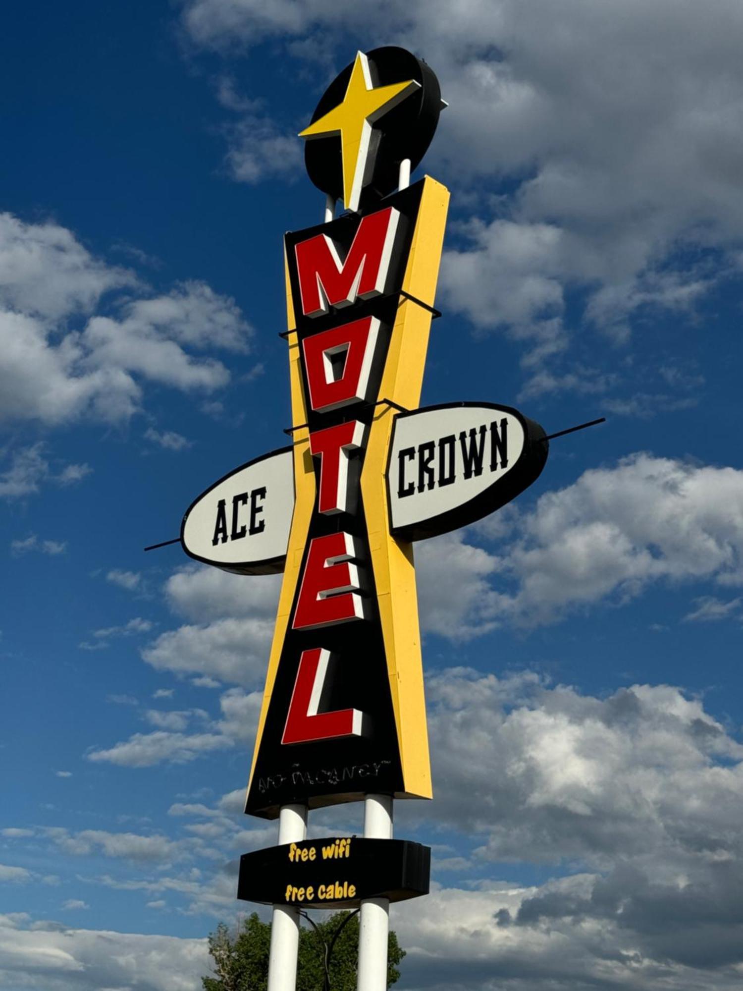 Ace Crown Motel Medicine Hat Extérieur photo