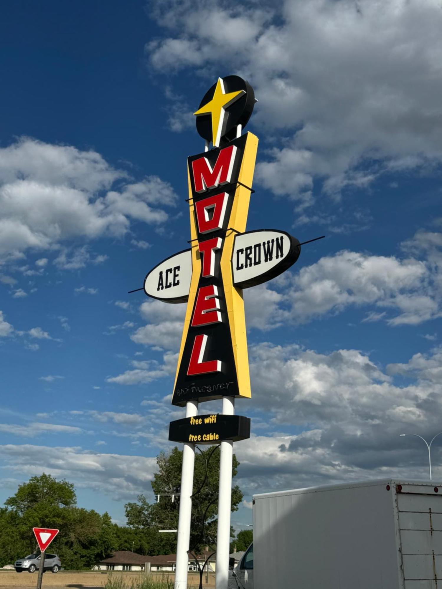 Ace Crown Motel Medicine Hat Extérieur photo