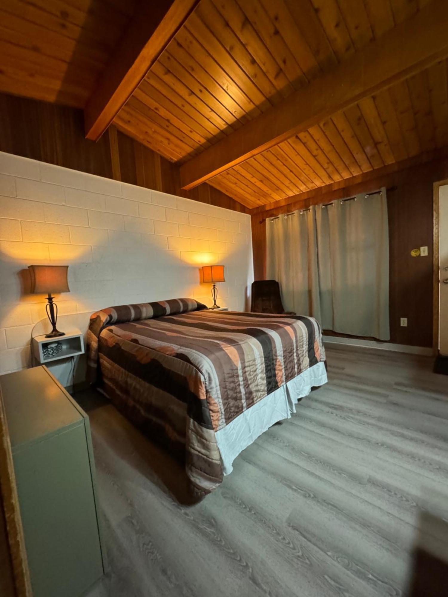 Ace Crown Motel Medicine Hat Extérieur photo