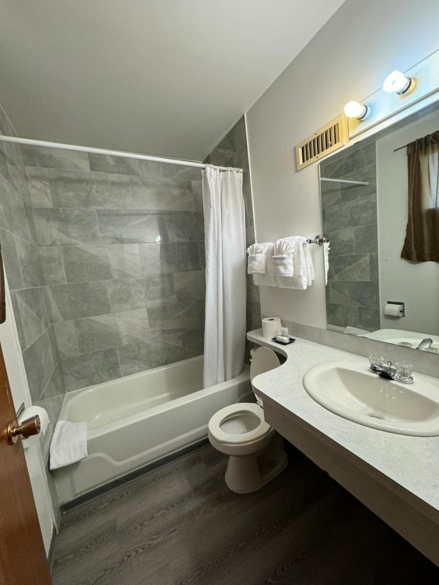 Ace Crown Motel Medicine Hat Extérieur photo