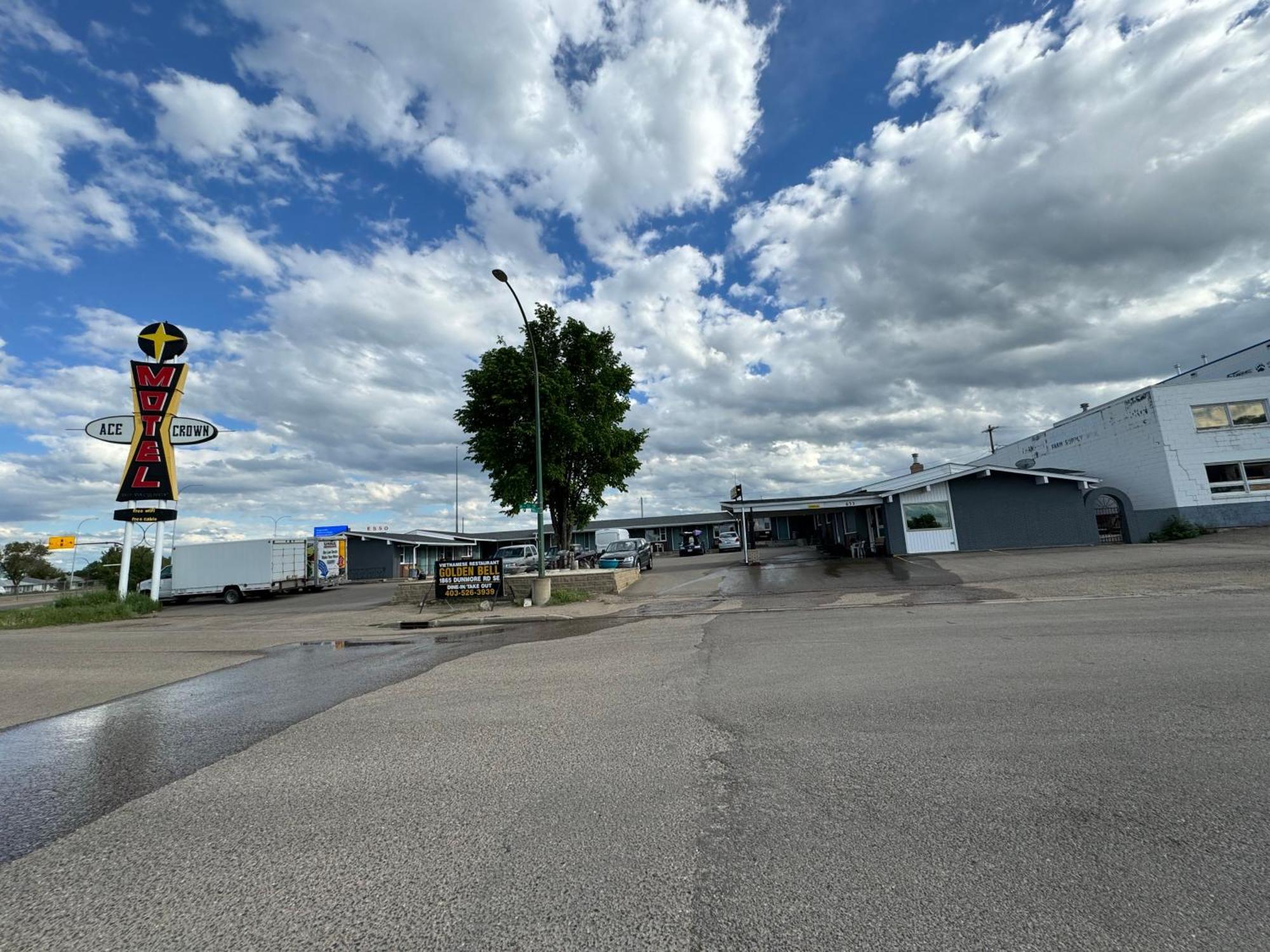 Ace Crown Motel Medicine Hat Extérieur photo