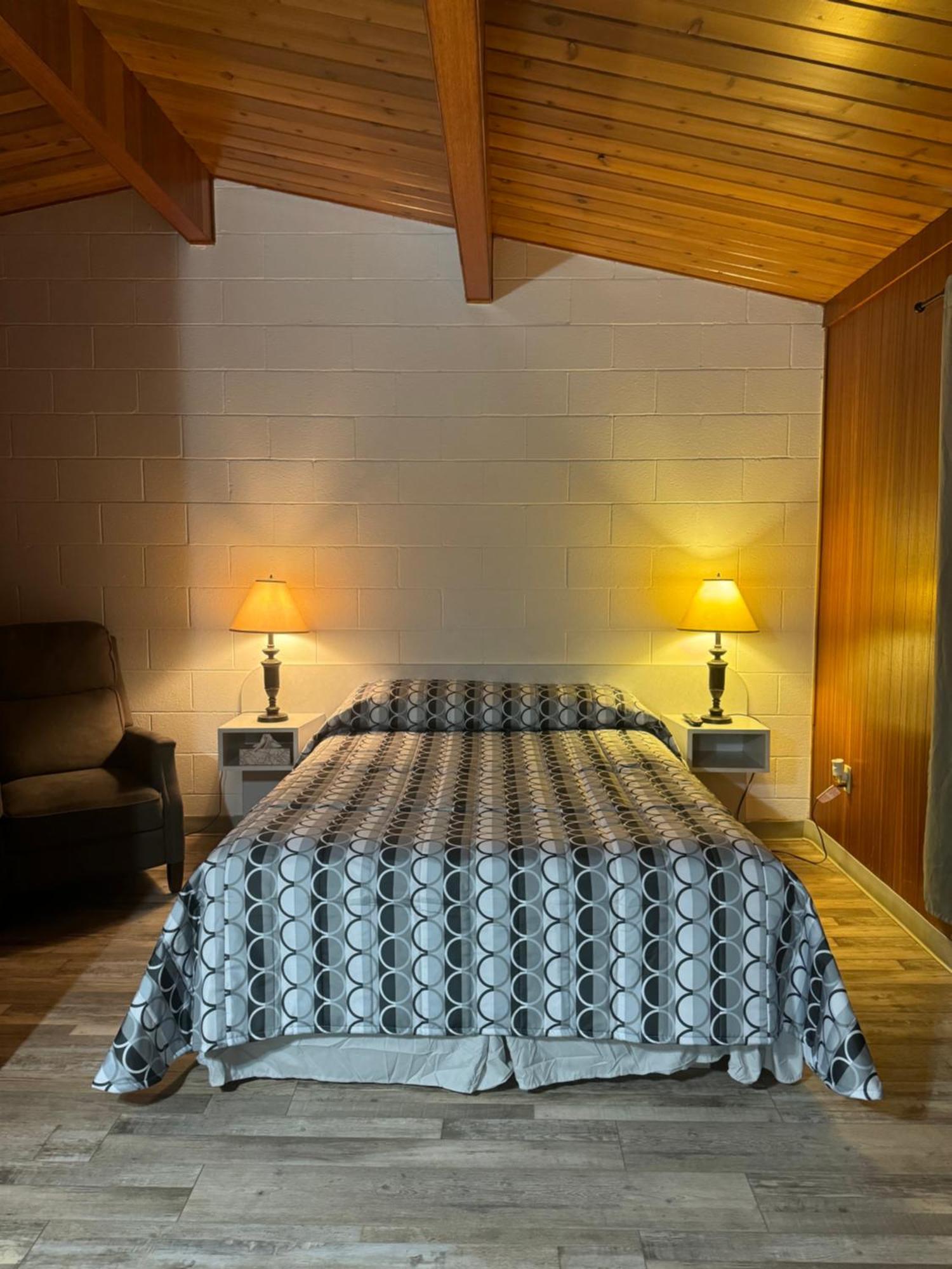 Ace Crown Motel Medicine Hat Extérieur photo