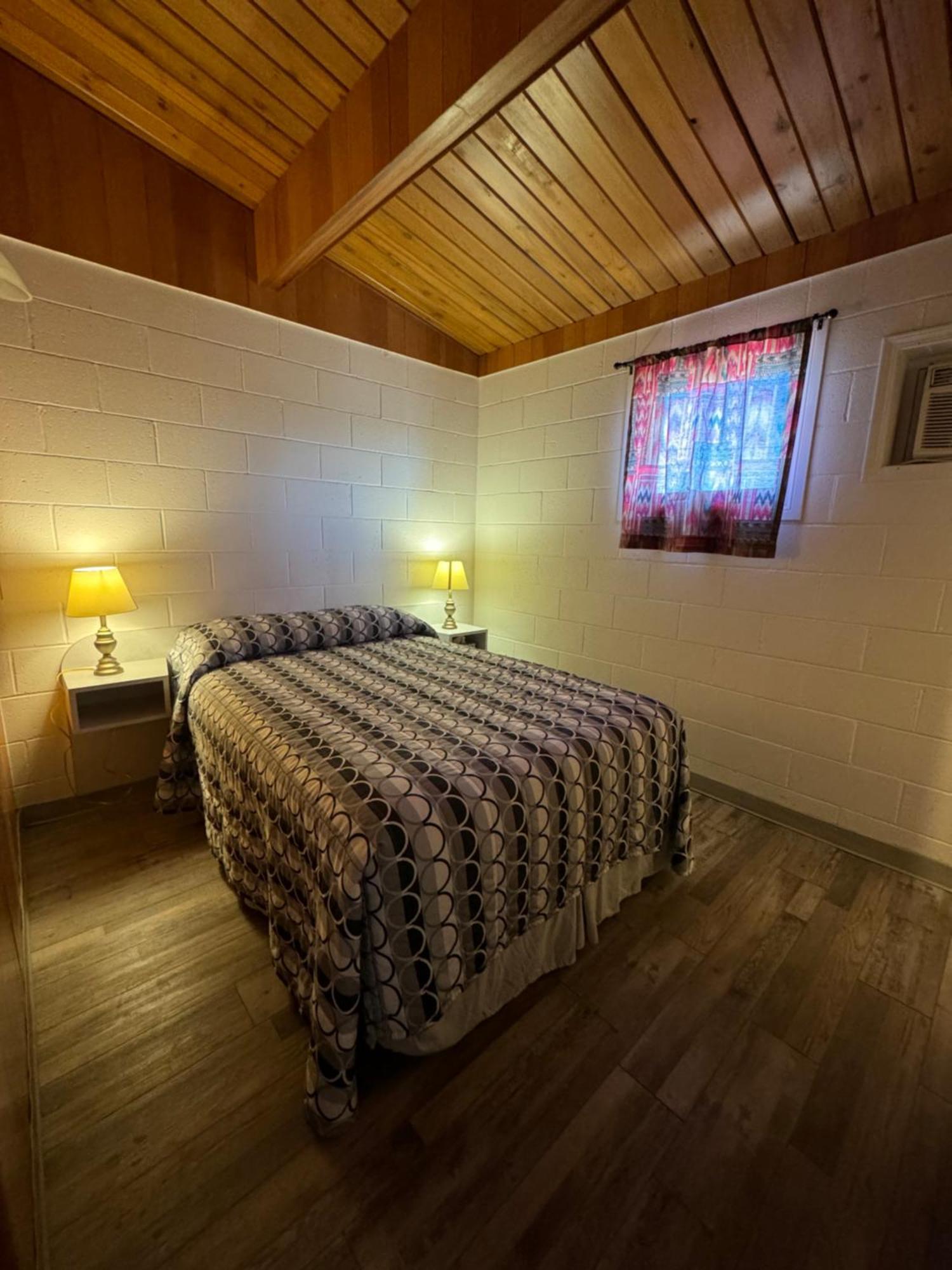 Ace Crown Motel Medicine Hat Extérieur photo
