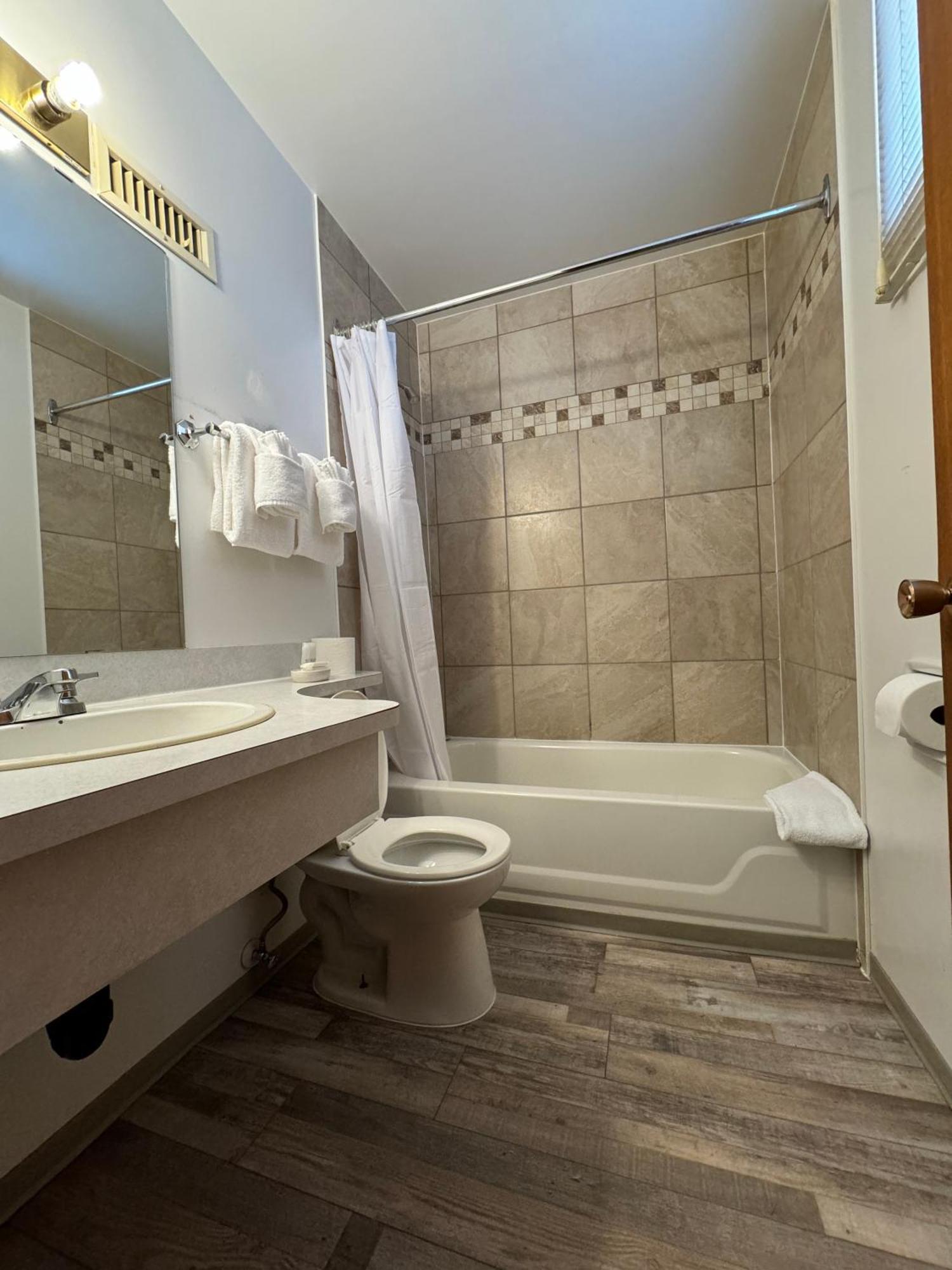 Ace Crown Motel Medicine Hat Extérieur photo
