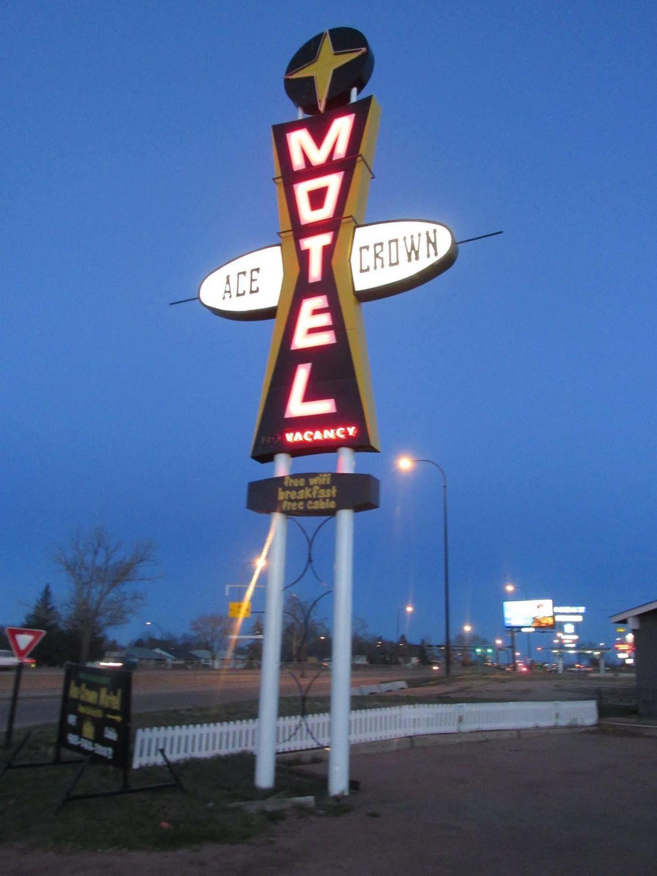 Ace Crown Motel Medicine Hat Extérieur photo